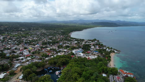 Stadt-Rio-San-Juan-Mit-Playa-Caleton-An-Bewölkten-Tagen