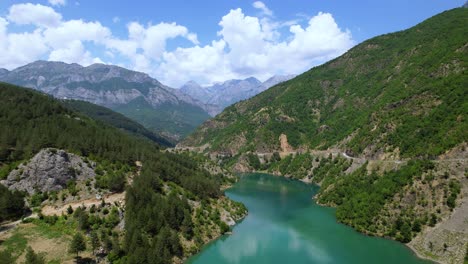 Vuelo-De-Drones-Sobre-El-Lago-Koman,-Que-Es-Un-Embalse-En-El-Río-Drin-En-El-Norte-De-Albania