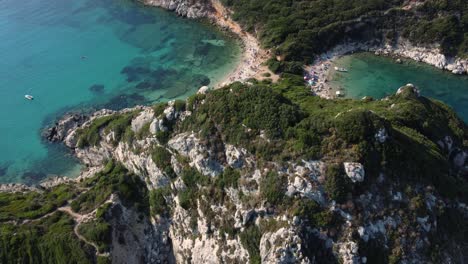 Reveladora-Antena-Sobre-Las-Rocas-De-La-Playa-De-Porto-Timone,-Corfú,-Grecia