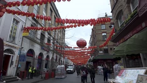 POV-Caminando-Por-Chinatown-Gerrard-Street-En-Londres-Con-Faroles-Rojos-Colgando-Balanceándose-Sobre-Su-Cabeza-Mientras-Furgonetas-Blancas-Descargan-Las-Entregas-De-La-Mañana