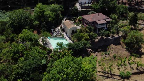 Charmantes-Ferienhaus-Mit-Pool-In-Der-Landschaft-Von-Korfu,-Orbit-View