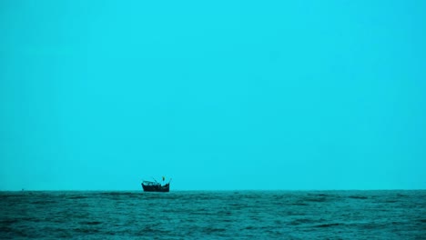 Barco-Arrastrero-De-Pesca-Indio-En-Medio-Del-Océano-Índico,-Bangladesh