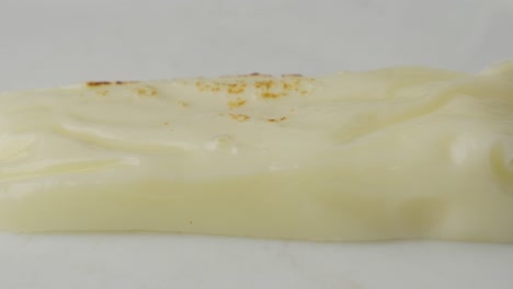 Nahaufnahme-Von-Schmelzendem-Mozzarella-Käse-Mit-Brandflecken-Auf-Weißem-Hintergrund