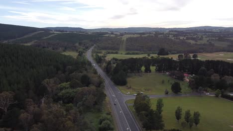 Drohne-Fliegt-über-Eine-Landstraße-Und-Nähert-Sich-Einem-Ländlichen-Anwesen-In-Australien