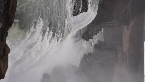 Disparo-Vertical-De-La-Cascada-De-Gullfoss-En-El-Cañón-Del-Río-Hvíta,-Islandia