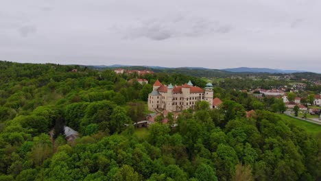 Antiguo-Castillo-En-Nowy-Wisnicz,-Histórica-Residencia-Renovada-De-Los-Nobles-Polacos-Aérea