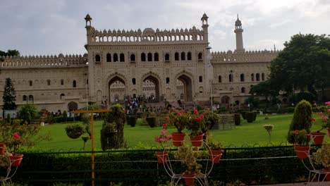 Wunderschöne-Videoaufnahme-Der-Vorderansicht-Von-Bada-Imambada-In-Lucknow