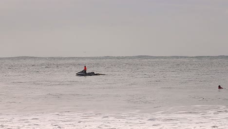 Vista-Panorámica-Al-Mar-De-Motos-Acuáticas-Y-Surfistas-Esperando-Olas.