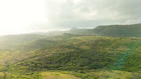 Der-Goldene,-Sanfte-Lichtschein-Des-Sonnenaufgangs-Breitet-Sich-über-Die-Sanften-Hügel-Von-Westpunt-Curaçao-Aus