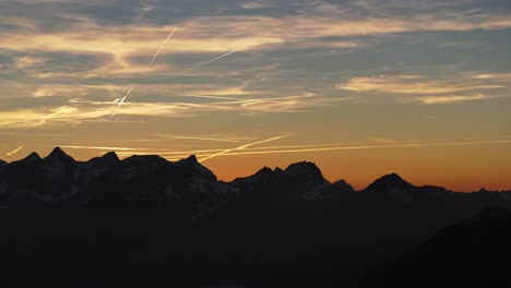 Siluetas-Alpinas-Al-Anochecer,-Amden,-Suiza