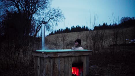 Hombre-Barbudo-Disfrutando-Y-Relajándose-En-Un-Jacuzzi-En-La-Granja-Por-La-Noche