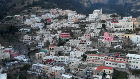 Farbenfrohe-Häuser-In-Positano-Aus-Der-Drohne