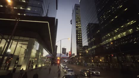 La-Vida-De-La-Ciudad-Del-Centro-De-Toronto-Y-El-Tráfico-De-Automóviles-Al-Atardecer,-Canadá