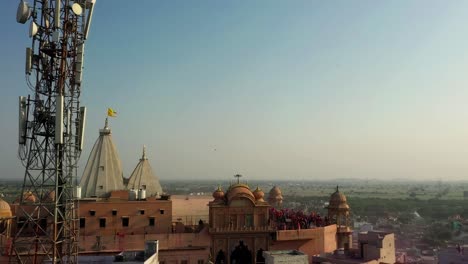 Vista-Aérea-De-Drones-Tomas-De-Puntos-De-Interés-Cámara-De-Drones-Muchas-Personas-Están-En-La-Cima-Del-Templo-Mirando-A-La-Gente-Y-Muchas-Personas-Están-Jugando-Dhuleti