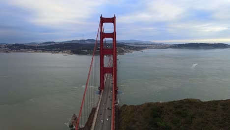 Vista-Aérea-De-La-Costa-De-San-Francisco-Y-El-Famoso-Puente-Golden-Gate