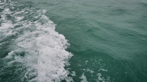 Vista-Cercana-De-La-Estela-Del-Barco-A-Lo-Largo-Del-Río-Tweed,-En-El-Norte-De-Nueva-Gales-Del-Sur,-Australia