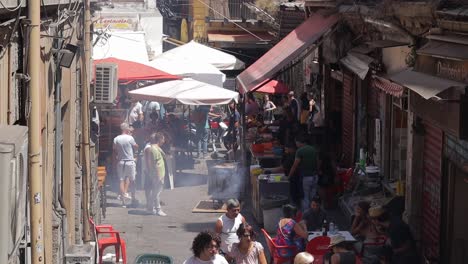 Gente-Caminando-En-La-Calle-De-Palermo-Comida-Callejera