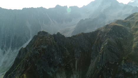 Luftaufnahme-Einer-Drohne-über-Den-Bergen-Der-Rocky-Alpen