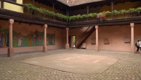 Patio-Interior-Del-Monasterio-De-Kayserberg