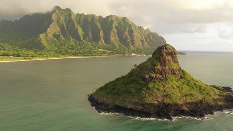 Drone-Volando-Más-Allá-Del-Sombrero-Chino-En-Oahu-En-Hawai&#39;i