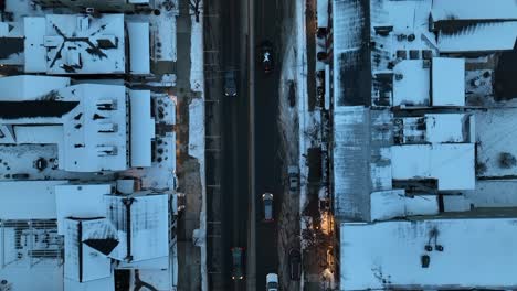 Fahrzeuge-Auf-Der-Straße-Im-Winter-Schnee-In-Der-Nacht