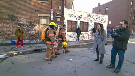 Kanadische-Feuerwehrleute-Und-Andere-Rettungskräfte-Arbeiten-Unermüdlich-Daran,-Die-Brandopfer-In-Montreal,-Quebec,-Kanada-Zu-Retten-Und-Zu-Evakuieren