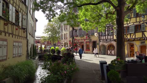 Menschen,-Die-An-Einem-Sonnigen-Tag-In-Vieille-Ville-In-Der-Nähe-Der-Plaza-De-La-Antigua-Aduana-Spazieren-Gehen