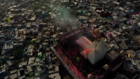 Darshan-En-El-Templo-Y-Muchas-Personas-En-Las-Casas-Alrededor-Del-Templo-Disfrutan-De-Holi-Dhuleti-Y-Los-Turistas-En-El-Templo-Juegan-Holi-Y-Son-Coloridos