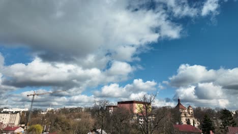 Wolken-Im-Zeitraffer-Mit-Stadtlandschaft-Im-Hintergrund