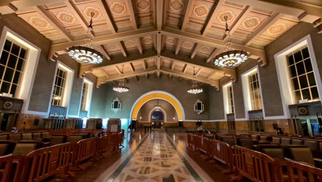 Grandiose-interior-of-Union-Station,-Los-Angeles