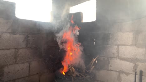 Eine-Brennende-Flamme-Im-Ofen-Mit-Aufsteigendem-Rauch
