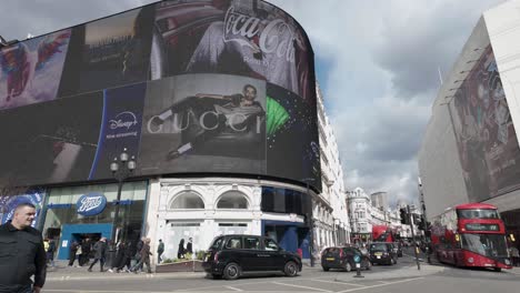 El-Espectáculo-De-Publicidad-Digital-En-Piccadilly-Circus,-Conocido-Por-Sus-Icónicas-Luces-De-Piccadilly-En-Londres.