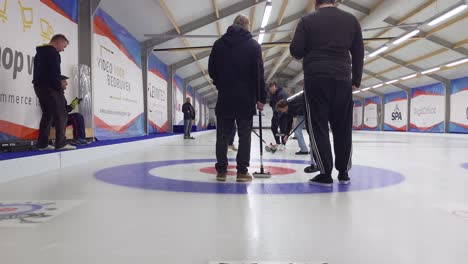 Gente-Jugando-Juego-De-Deporte-De-Curling