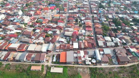 Vista-Aérea-De-Casas-Densamente-Pobladas-A-Orillas-Del-Río-Mekong-En-El-Distrito-De-Chiang-Khan-En-Tailandia