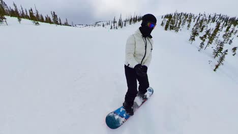 Persona-Haciendo-Snowboard-Durante-El-Invierno-Bajando-Una-Montaña