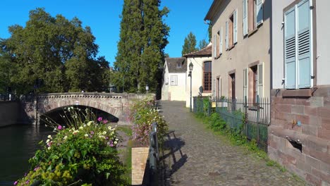 Ponts-Couverts-Tres-Puentes-Cruzan-Los-Cuatro-Canales-Del-Río-Ill-Que-Fluyen-A-Través-Del-Histórico-Barrio-De-La-Petite-France-De-Estrasburgo