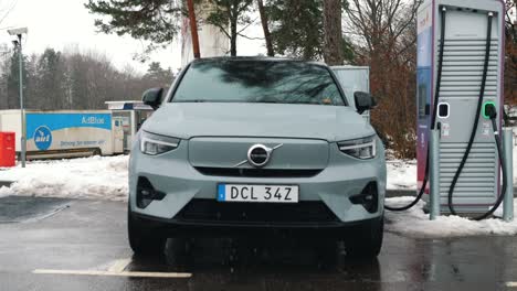 Volvo-C40-En-La-Nieve-Del-Invierno,-Landvetter,-Suecia