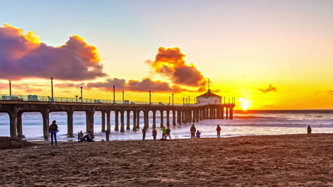 Famoso-Muelle-De-Manhattan-Beach-Con-Turistas-Durante-La-Puesta-De-Sol-Dorada-En-California,-Estados-Unidos