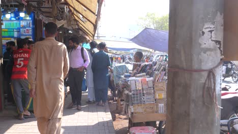 Hombres-Trabajadores-En-Un-Bazar-En-El-Mercado-Callejero-De-Saddar-De-Saddarin-Karachi,-Los-Trabajadores-Venden-Muchas-Cosas,-Mostrando-El-Espíritu-Ocupado-Y-Amigable-De-La-Calle-De-Karchi.