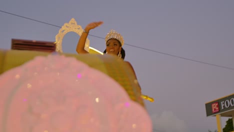 La-Ganadora-Del-Concurso-De-Belleza-Baila-Y-Lanza-Besos-A-Los-Espectadores-Mientras-Está-De-Pie-Sobre-Una-Carroza-Dorada.