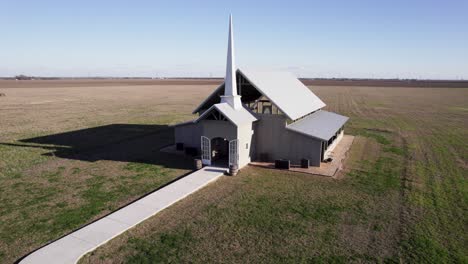 Drone-Rodea-La-Capilla-De-Bodas-En-El-Otoño-4k