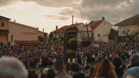 Riesige-Bildnistürme-Bei-Der-Caretos-Feier-In-Podence,-Portugal