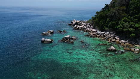 Seychellen-Strand-Palmen-Glatte-Felsen