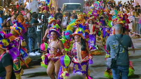 Vista-Amplia-De-Una-Mujer-Bailando-Sosteniendo-Un-Globo-Rosa-Azul-Verde-Con-Traje-Colonial-De-Sirena-Roja