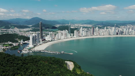 Vista-Panorámica-Del-Grandioso-Camboriú,-A-Menudo-Llamado-El-Dubai-Brasileño.