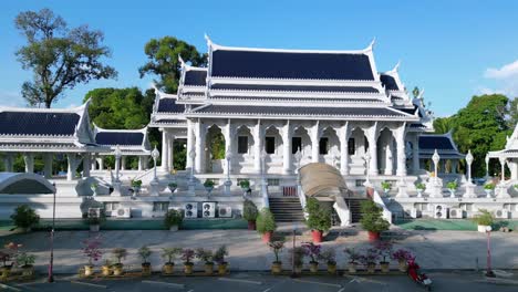 Ruhiger-Traditioneller-Thailändischer-Tempelkomplex,-Tropische-Landschaft