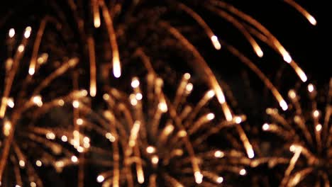 Toma-Borrosa-De-Luces-Estallando-Y-Llenando-Los-Cielos-Oscuros-Para-Un-Festival-De-Pirotecnia-En-La-Playa-De-Un-País-Asiático