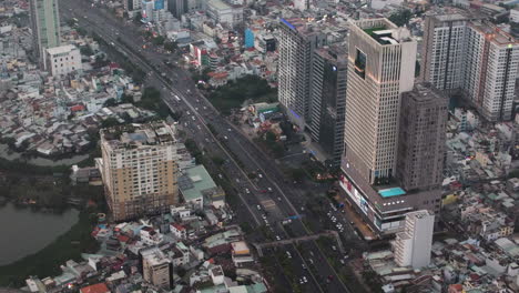Escena-Urbana-De-La-Ciudad-De-Ho-Chi-Minh-Con-Tráfico-Por-Carretera-En-Vietnam