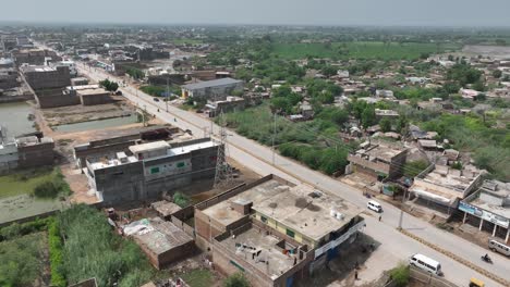 Drohnenaufnahme-Der-Stadt-Und-Straße-In-Badin,-Pakistan