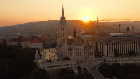 Panoramablick-Auf-Die-Matthiaskirche-Mit-Sonnenuntergang-Hinter-Den-Budaer-Bergen